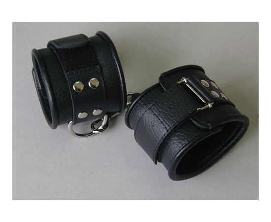 Чёрные кожаные наручники с ремешком с двумя карабинами, фото 